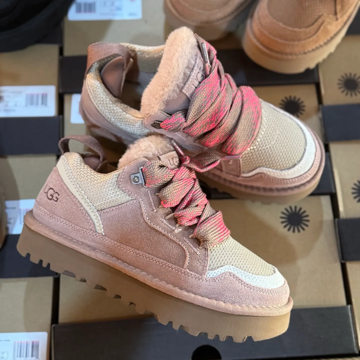 Local 💰600 OEM grade 4032 Mel series, top workmanship, super stable version ✔️ Good looks and texture, suede leather + low-key logo show retro, classic two-color shoelaces can be worn as two shoes ✔️ So comfortable that you want to weld your feet, ultra-light material + 5cm thick sole, increase height without tiring the feet, wool insoles are warm and breathable, no pressure for commuting and shopping all day long ✔️ I love the details: wide shoelaces for photos. Sizes 34-40 are suitable for a variety of foot types. Slight stains can be wiped clean with a damp cloth. The loose feeling in early autumn is all due to it. You can close your eyes and avoid stepping on thunder! 👟